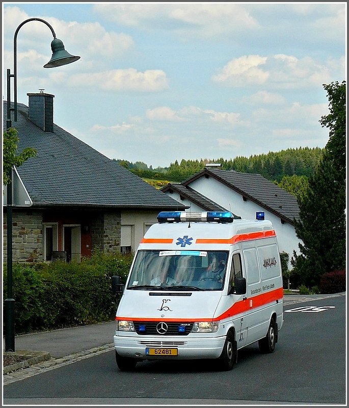 Der Krankenwagen darf bei einem Radrennen nicht fehlen und so begleitete auch am 05.06.10 dieses Rettungsfahrzeug die Luxemburgradrundfahrt (Tour de Luxembourg).
