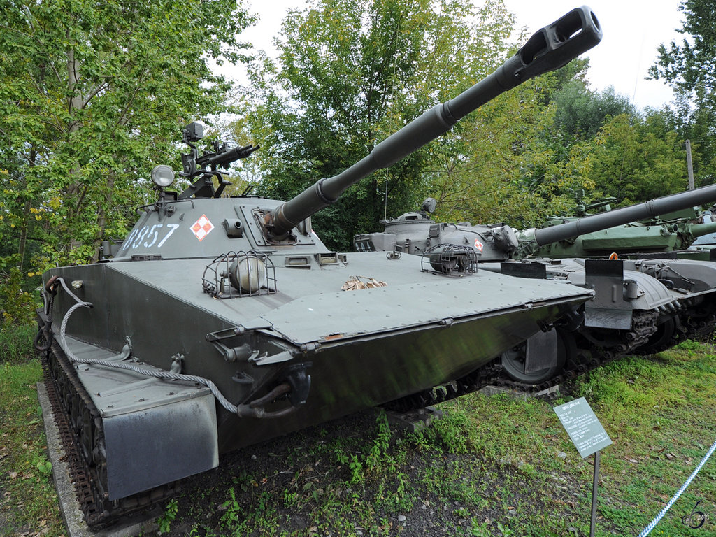 Der leichter Schwimmpanzer PT-76 in der Zweigstelle Fort IX  Sadyba  des Armeemuseums Warschau. (August 2011)
