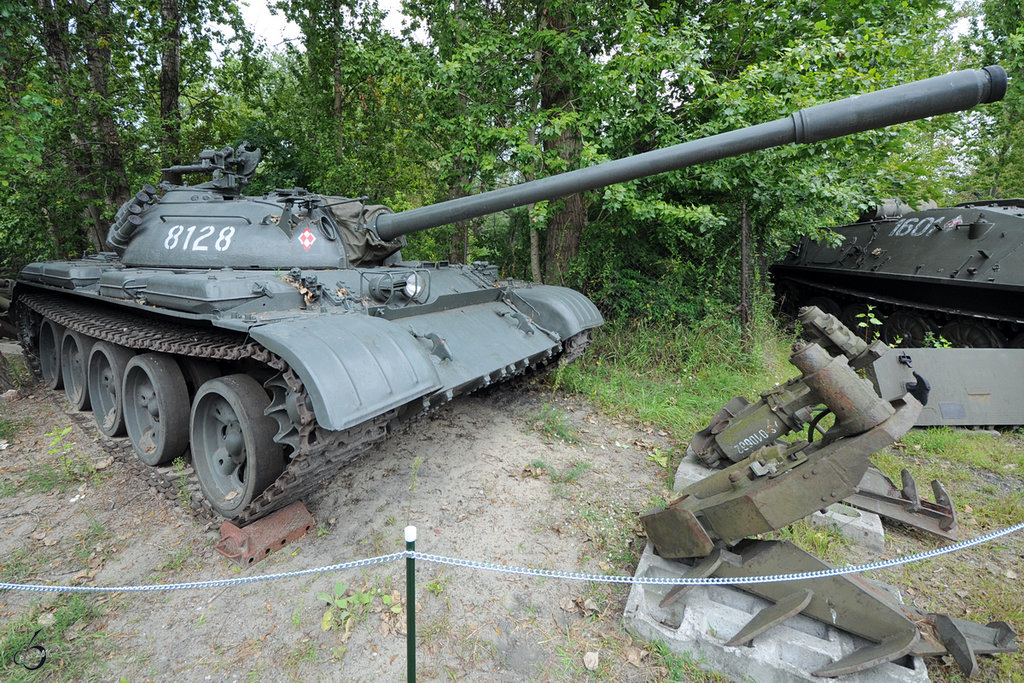Der mittlere Kampfpanzer T-55 in der Zweigstelle Fort IX  Sadyba  des Armeemuseums Warschau. (August 2011) 