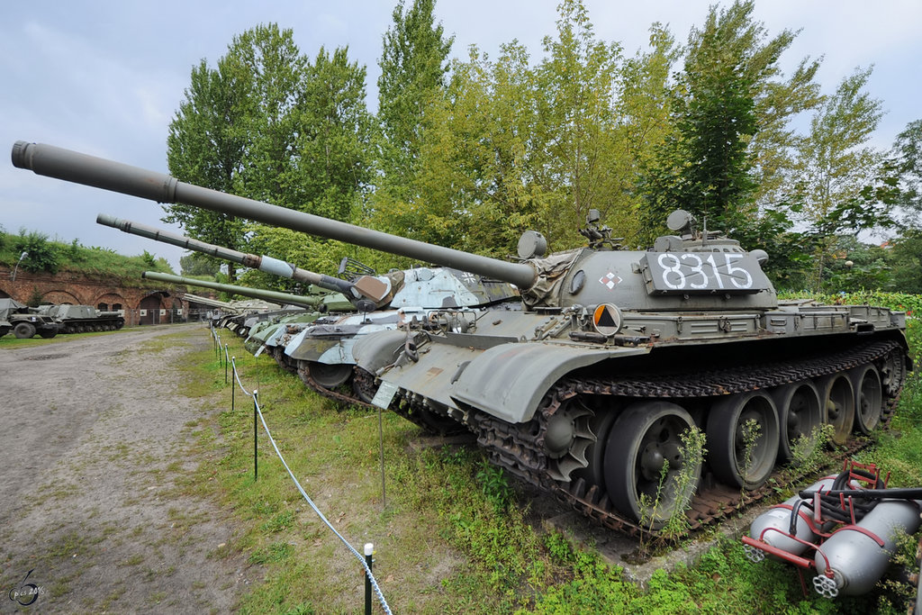 Der mittlere Kampfpanzer T-55U in der Zweigstelle Fort IX  Sadyba  des Armeemuseums Warschau. (August 2011) 