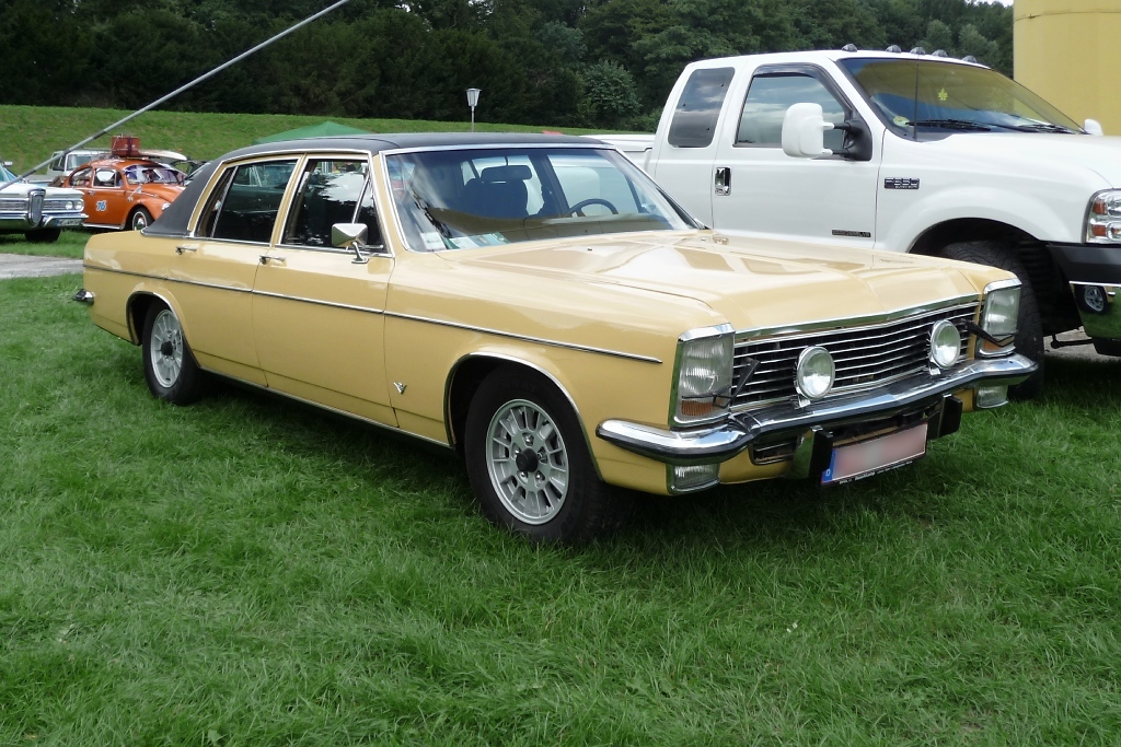 Der Opel Diplomat B wurde 1969 bis 1977 gebaut. Dieses Modell hat einen Chevrolet 5,4-l-V8 mit 230 PS unter der Haube. Gesehen auf der US-Car-Show in Grefrath im August 2010.