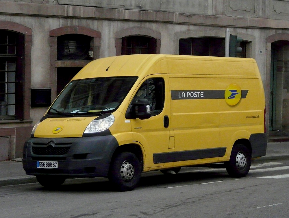 Der Paketzustelldienst von der Post ist in Strasbourg unter anderem mit diesem Citron Jumper unterwgs. 31.10.2011