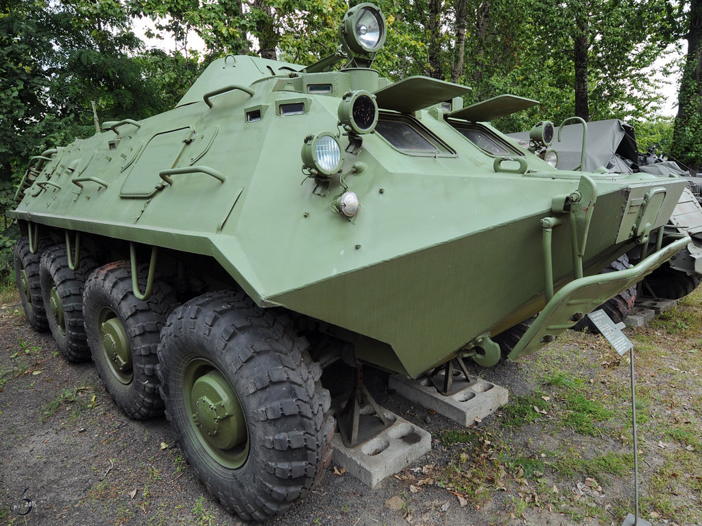 Der Schützenpanzerwagen BTR-60 in der Zweigstelle Fort IX  Sadyba  des Armeemuseums Warschau. (August 2011)