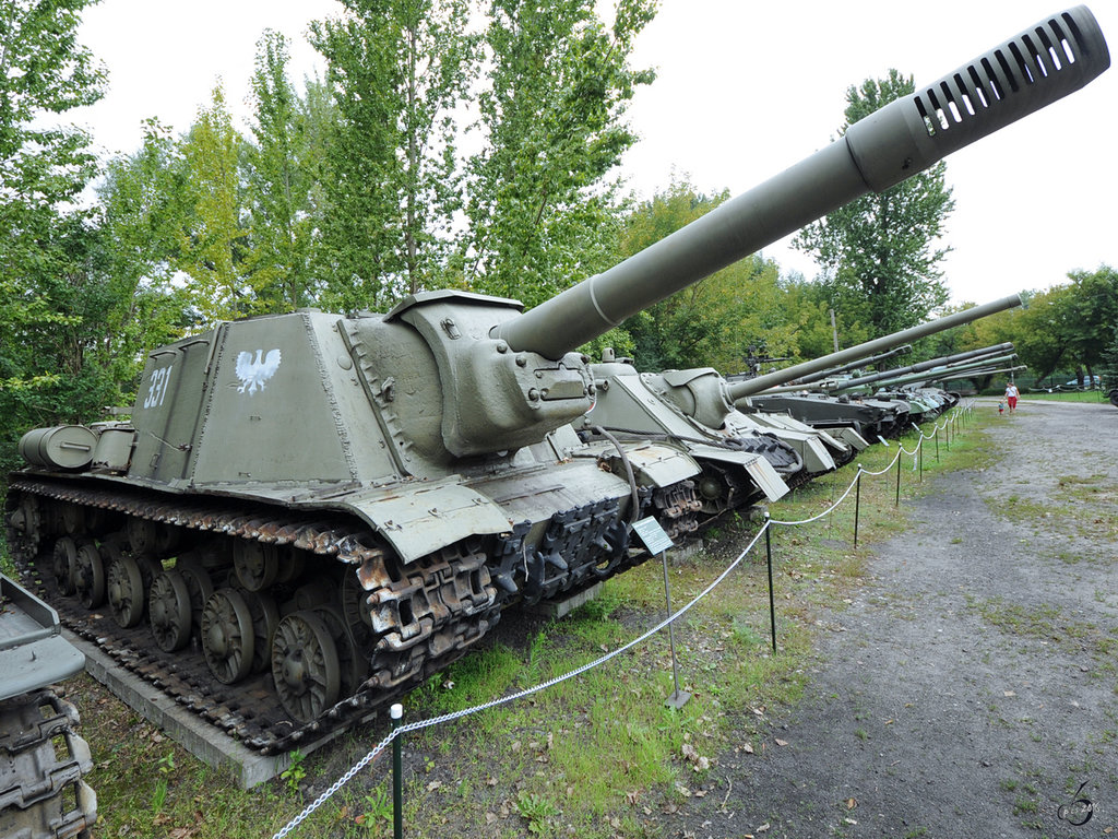Der schwere Jagdpanzer ISU-152 in der Zweigstelle Fort IX  Sadyba  des Armeemuseums Warschau. (August 2011)