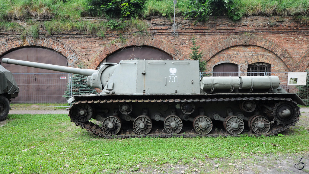Der schwere Jagdpanzer SU-152 in der Zweigstelle Fort IX  Sadyba  des Armeemuseums Warschau. (August 2011)