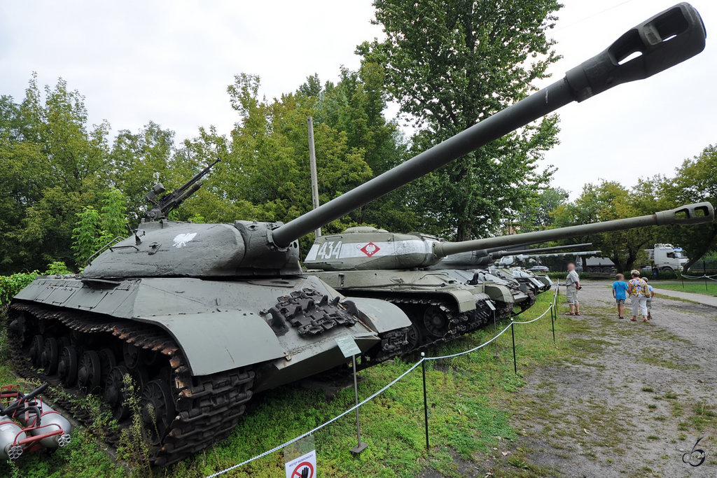 Der schwere Kampfpanzer IS-3 in der Zweigstelle Fort IX  Sadyba  des Armeemuseums Warschau. (August 2011)