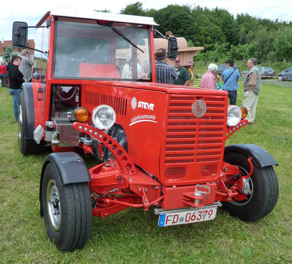 der Steyr  Lederhosenscania  besucht die Oldtimerausstellung 
