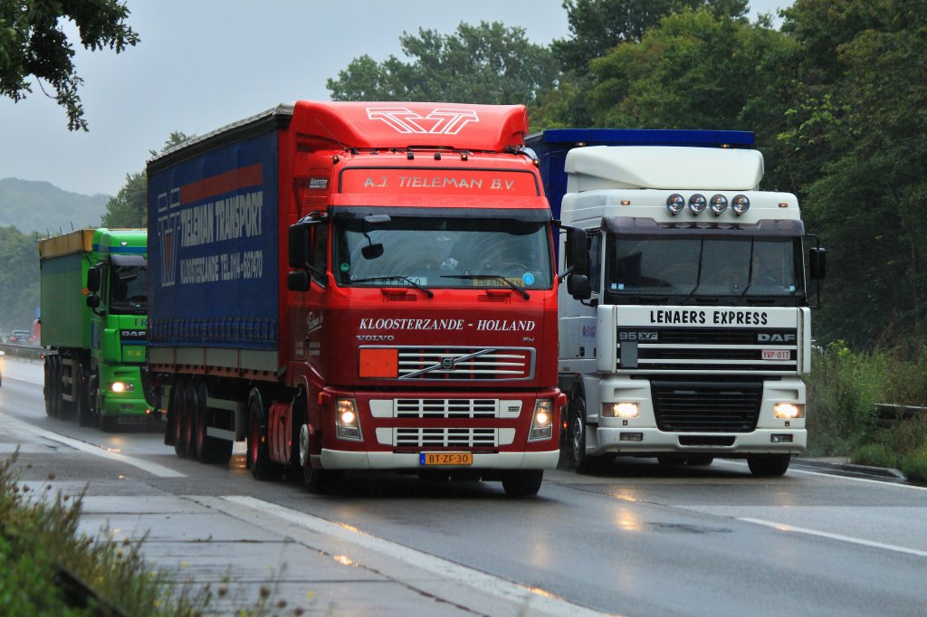 Der tgliche Wahnsinn auf der Autobahn! Whrend der DAF 95XF den Volvo FH auf der A4 kurz vor der niederlndischen Grenze berholt, fhrt der grne DAF dem Volvo bis auf wenige Meter auf, das ganze bei Regen und vollem Tempo. Gesehen am 11.09.2012. 