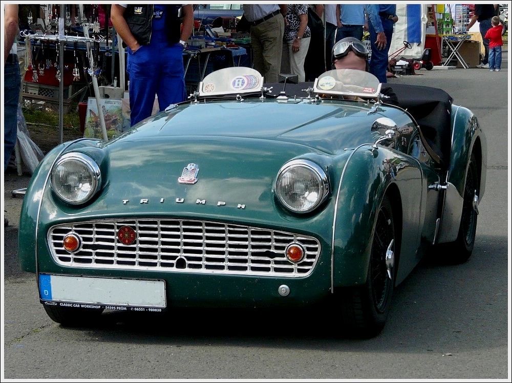 Der Triumpf TR3 kommt auf dem Gelnde des Oldtimertreffens in Niederprm an. 01.08.2010