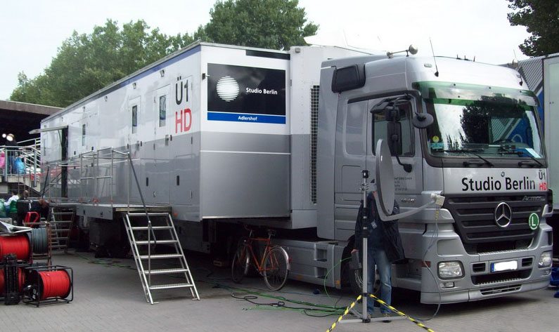 Der bertragungswagen 1 von der Produktionsfirma Studio Berlin (sitzen in Berlin-Adlershof), hier im Einsatz bei einer Fuballbertragung im Stadion des FC St. Pauli in Hamburg. (C) Matthias Rhe