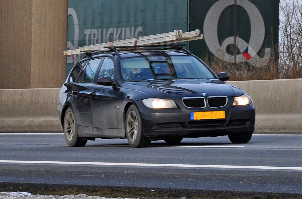 Der unerschrockene Hollnder, unterwegs mit einem 3er BMW und Riesenleiter auf dem Dach auf, der A61 bei Miel  - 03.01.2011