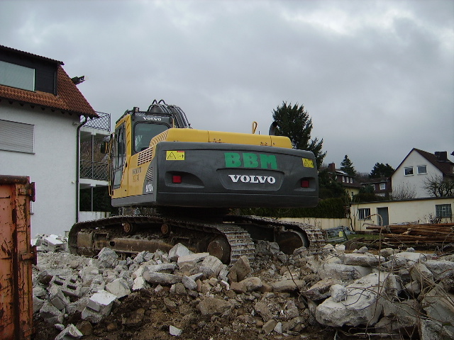 Der Volvo Bagger von hinten in Bad Vilbel am 11.02.11