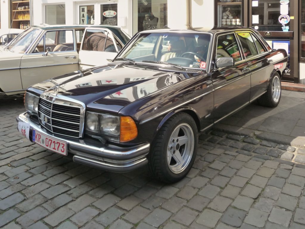 Der W123 konnte auch sportlich sein, hier prsentiert sich ein Mercedes 280 bei der Oldtimer-Rallye in Hls.