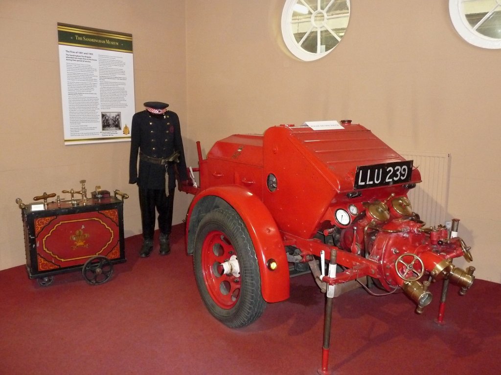 Der zum Drehleiter-Fahrzeug gehrige Pumpenanhnger der Feuerwehr von Sandringham.