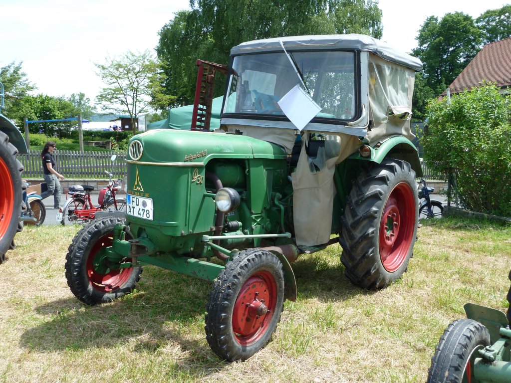 Deutz D 30 ausgestellt anl. der Feier  850 Jahre Bernhards  am 06.06.2010 in Fulda-Bernhards
