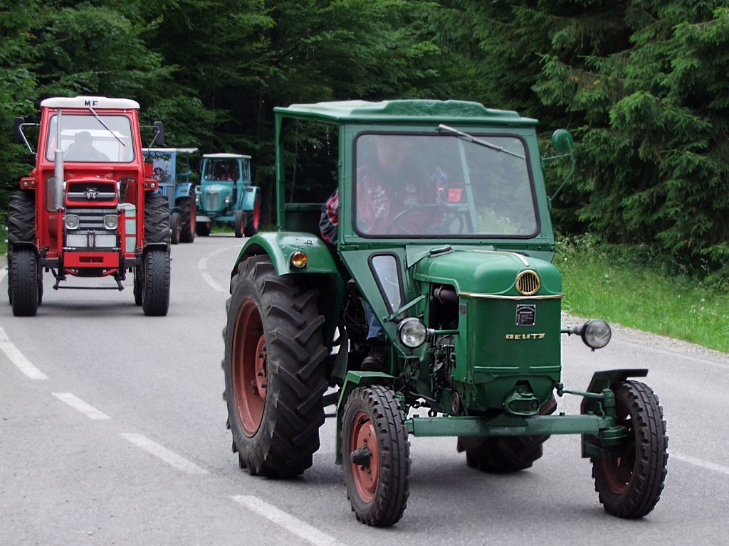 DEUTZ-D30,Bj.1966 tuckert mit seinen 30PS inmitten einer Traktorkolonne am Steiglberg; 090621