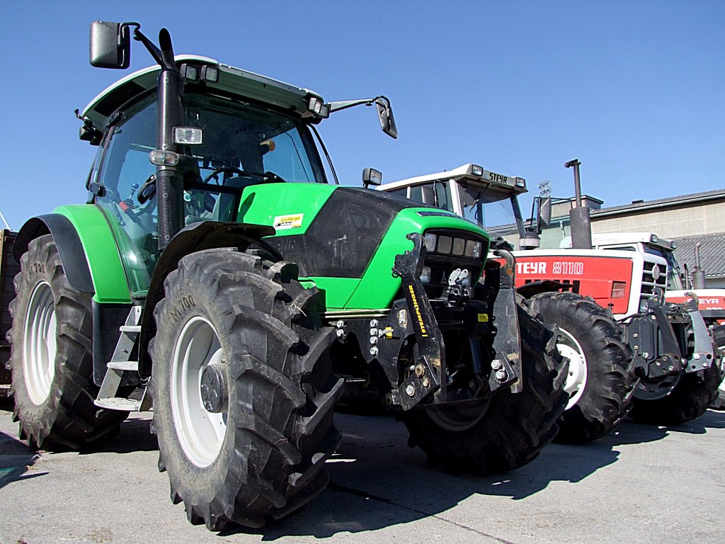 DEUTZ-FAHR Agrotron K410 possiert neben einigen STEYR-Traktoren;110607