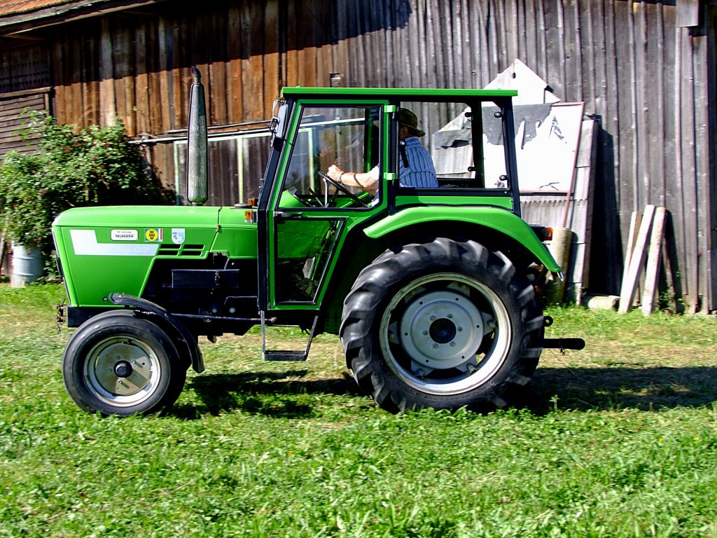 DEUTZ-FAHR D1002-N; am Weg zu einer Oldtimerveranstaltung; 120819