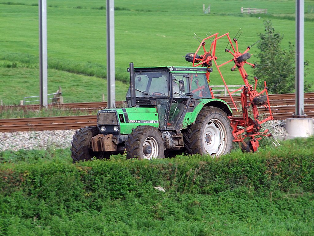 DEUTZ-FAHR DX6.05 tuckert mit einem Kreiselheuer entlang des Amsterdam-Rijnkanaal;100903