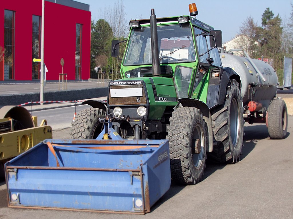 DEUTZ-FAHR_DX4.70 steht mit Ladeschaufel u. Gllefass bereit;100424