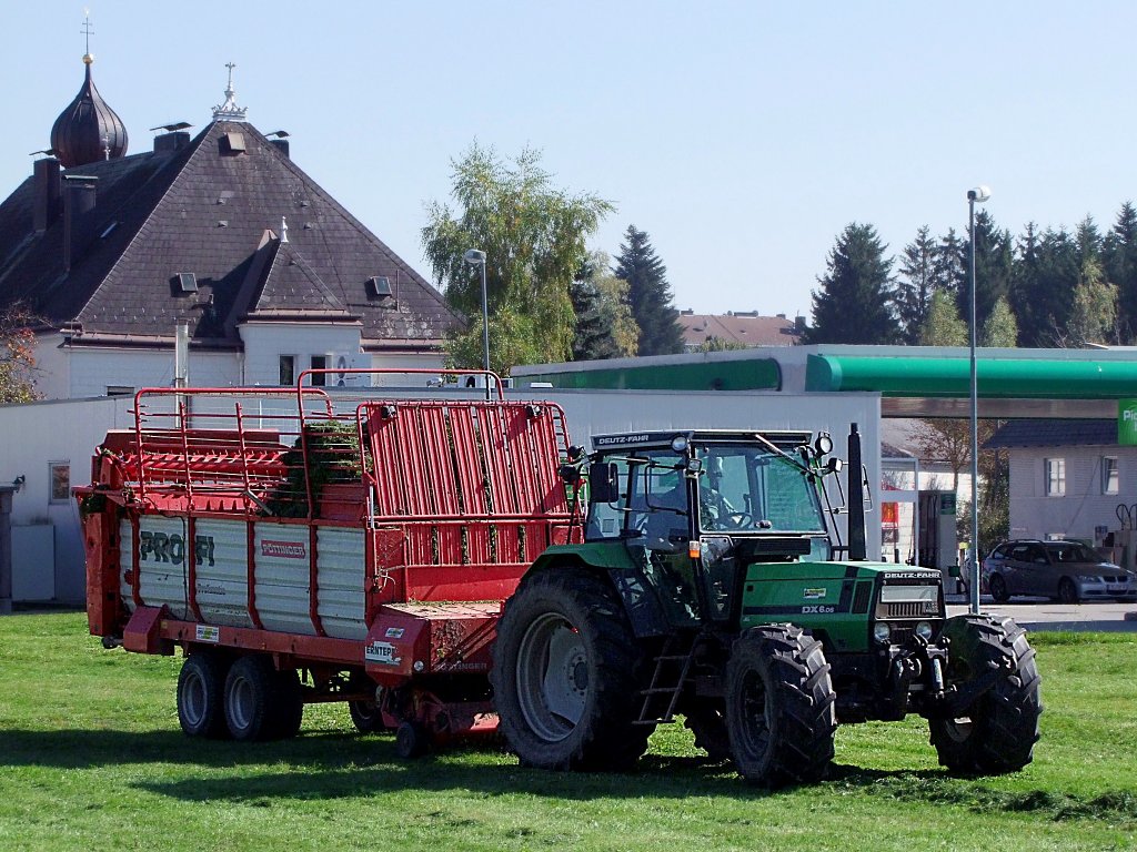 DEUTZ-FAHR_DX6.06 holt mit dem Profi-Ladewagen den Grasschnitt von der Klosterwiese in Ried i.I.;101010
