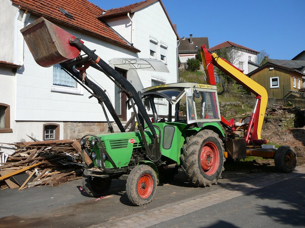Deutz steht vor einer Baustelle in 36100 Petersberg-Marbach im April 2010