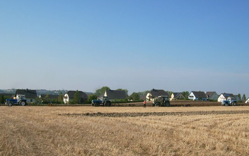 Die 4 Schnebecker Traktoren sind mit Ackern auf dem Feld in Klaffenbach beschfftigt