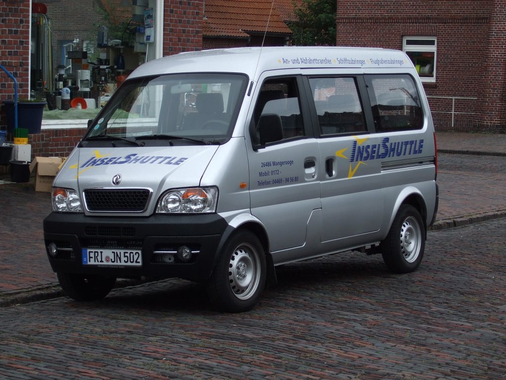 Die alten Elektroautos zur Personenbefrderung sind mittlerweile durch neuere von Renault ersetzt worden. Ein solches steht am 02.08.2010 in der Charlottenstrae auf Wangerooge.