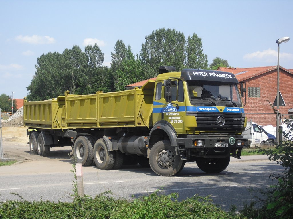 Die Fa. Plambeck aus Cuxhaven am 15.6.2011 mit einem MB SK Kipper in Otterndorf