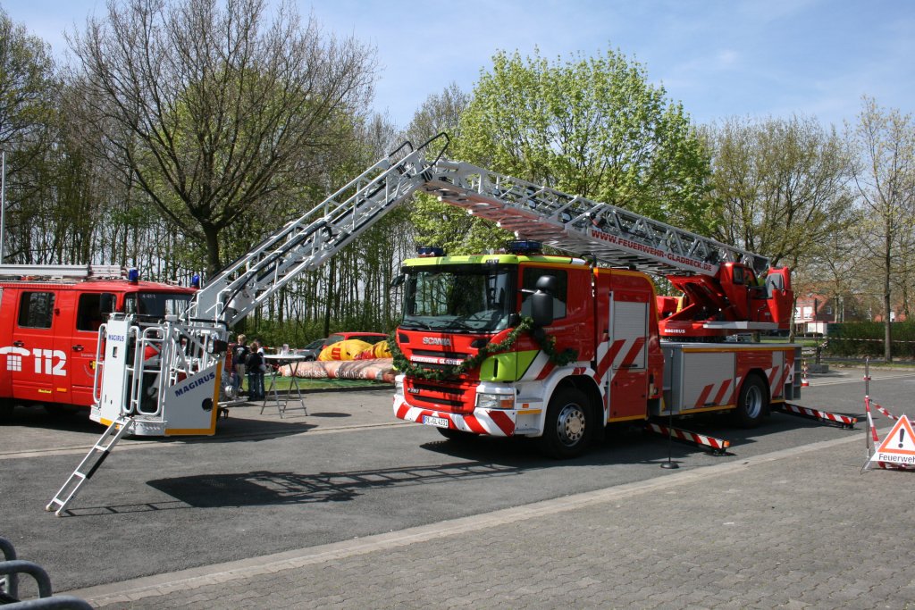 Die Feuerwehr Gladbeck hat fr den LZ Rentfort/Zweckel hat eine neue Drehleiter in Dienst gestellt.
Die Leiter wurde von Iveco Magirus auf einem Scania P280 aufgebaut worden.
Die Drehleiter hat 630.000 Euro gekostet.
Aufgenommen am 24.4.2010


