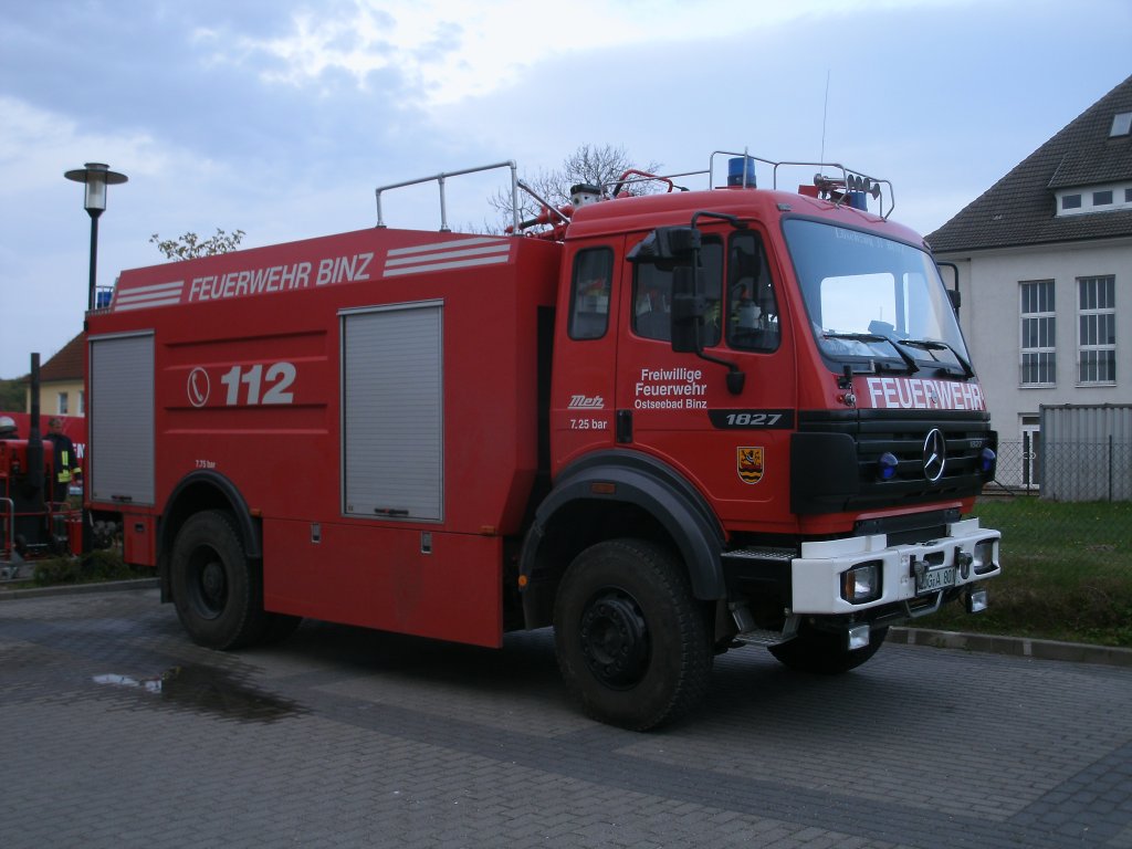 Die Freiwillige Feuerwehr Binz war,am 03.Mai 2011,mit ihren Mercedes-Lschfahrzeug bei der Grobung in Bergen/Rgen dabei