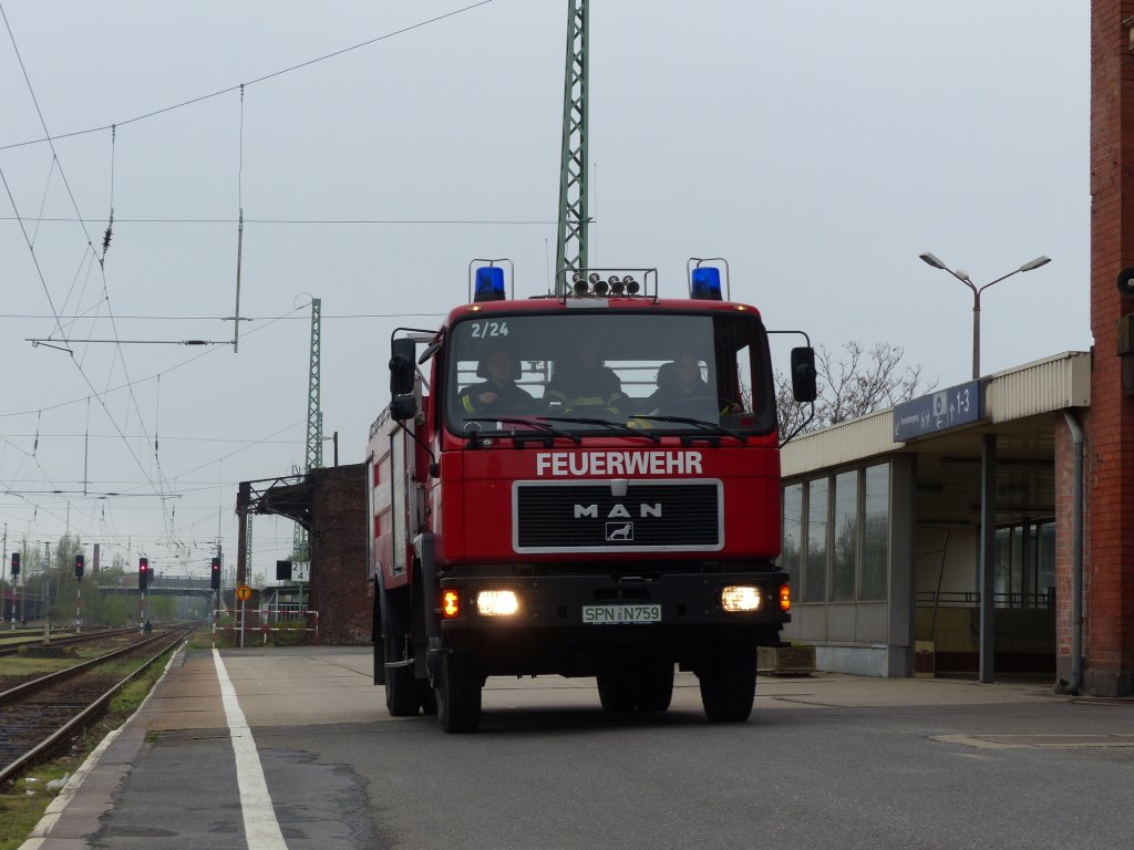 Die Freiwillige Feuerwehr Guben rckt an. Am 27.4.2013 versorgte sie den Sonderzug mit Dampflok 52 8177-9 mit Wasser. 27.4.2013