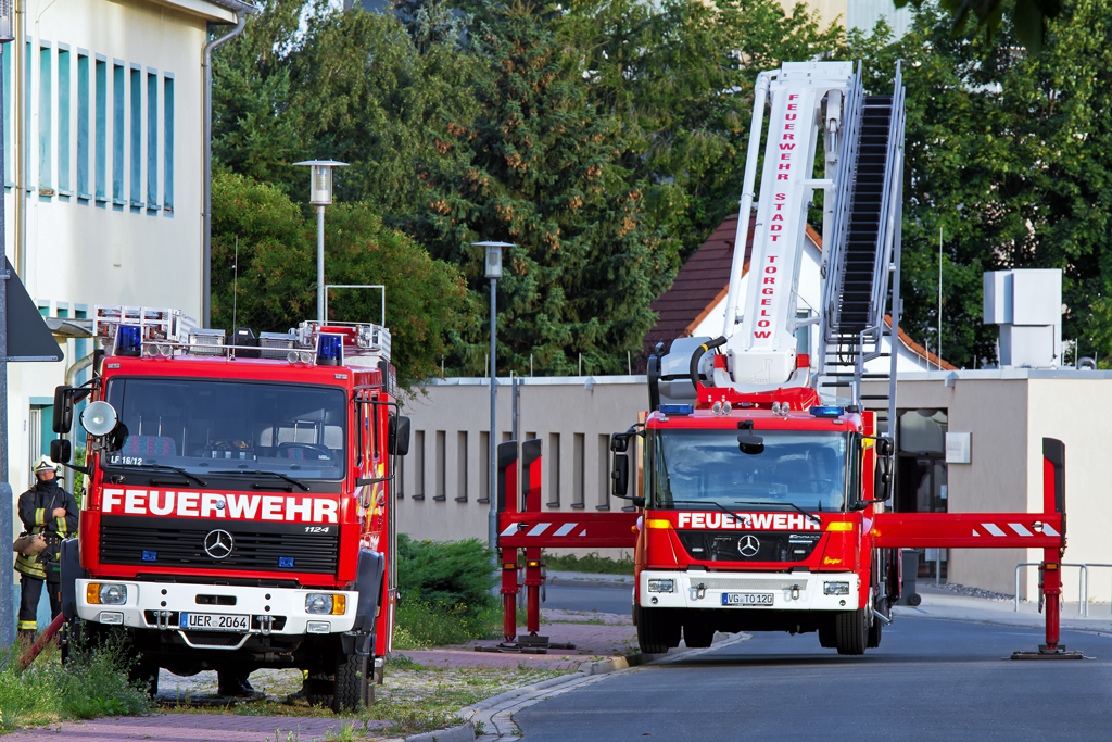 Die Freiwillige Feuerwehr Torgelow ist mit zwei Einsatzfahrzeugen angerckt fr eine bung 
in einem leer stehenden Gebude. - 13.08.2013