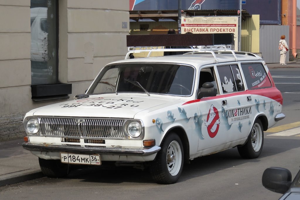 Die Ghostbusters sind wieder unterwegs, jetzt mit einem Wolga GAZ-M24 Kombi in St. Petersburg, 10.9.17 