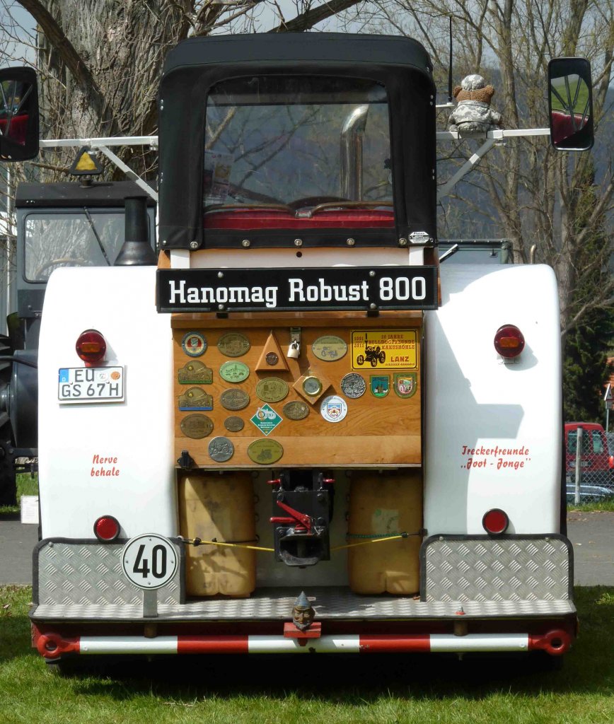 die Kehrseite von einem weitgereisten Hanomag Robust 800, gesehen bei der Oldtimerausstellung der Traktor-Oldtimer-Freunde Wiershausen, April 2012 