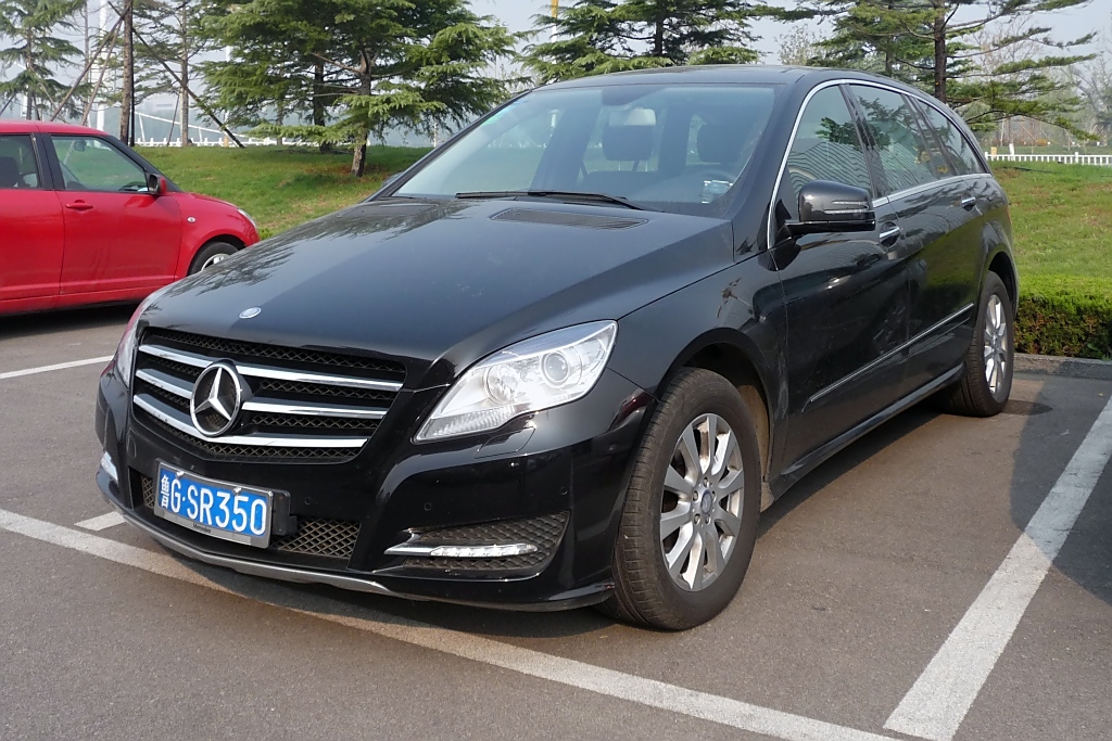 Die Mercedes R-Klasse kann man zwar auch in China nicht an jeder Ecke sehen, aber doch deutlich hufiger als in Deutschland.
Shouguang, 30.10.11