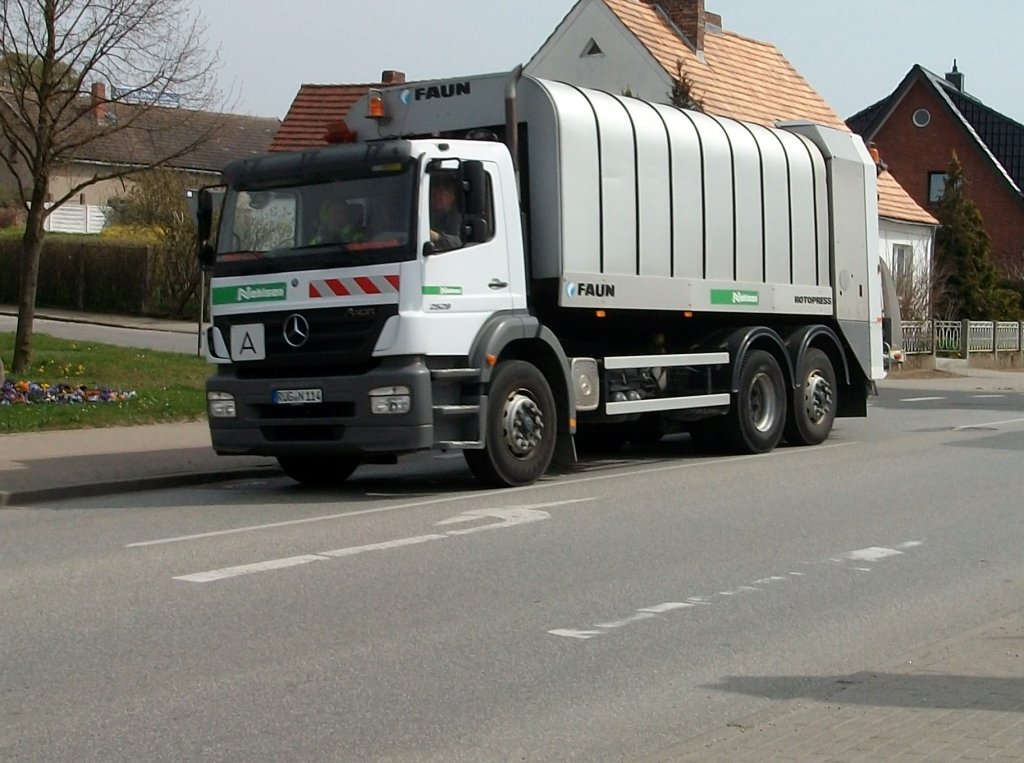 Die Rgener Mllabfuhr unterwegs mit einem Mercedes-LKW am 29.April 2010 in der Kreisstadt Bergen/Rgen.