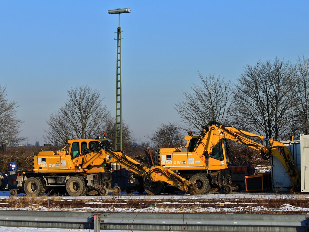 Diese beiden Atlas 1604 ZW Zweiwegebagger von der Firma Hering Gleisbau GmbH warten am 07.02.2012 in Aachen West auf das ende der Starkfrostperiode um die Gleise abzubauen.