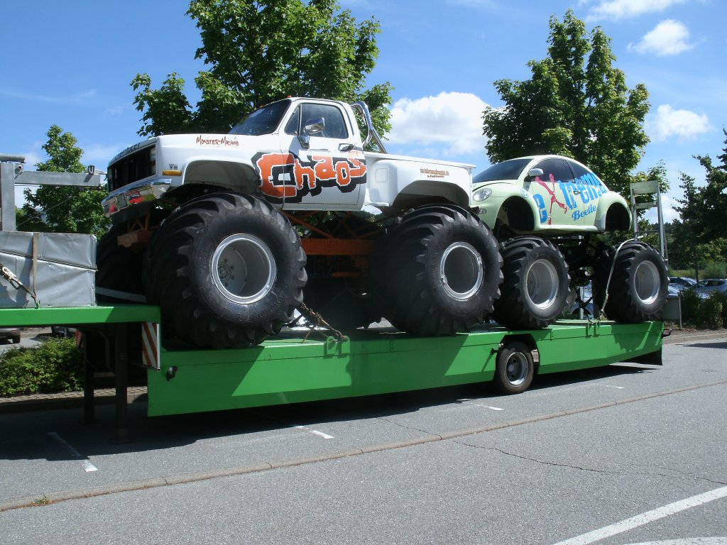 Diese beiden Monstertrucks sind bei einer Stuntshow dabei.Am 09.August 2013 standen die Trucks in Bergen/Rgen.
