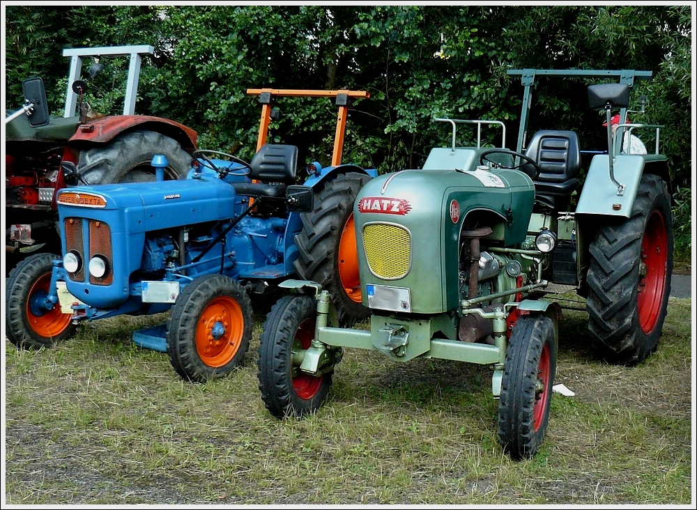 Diese beiden Traktoren, ein Fordson Super Dextra und ein Hatz habe ich in Prm beim Oldtimertreffen am 01.08.2010 fotografiert.