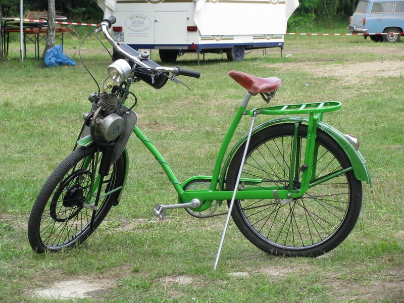 Diese Fahrrad mit Hilfsmotor von der Firma REX aus Mnchen begegnete mir beim 13. Perleberger Oldtimer- und Militrfahrzeugtreffen, Flugplatz Perleberg 10.07.2011
