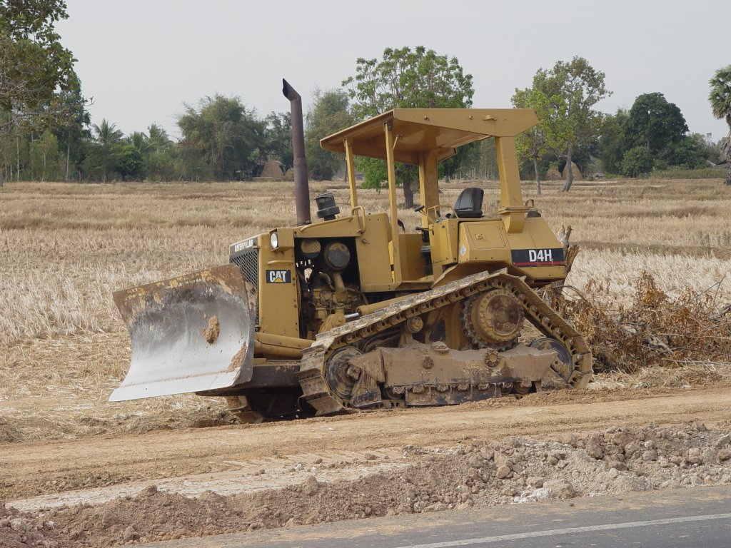 Diese Planierraupe Caterpillar D4H ist bei Strassenbauarbeiten im Nordosten Thailands eingesetzt. (27.01.2011)