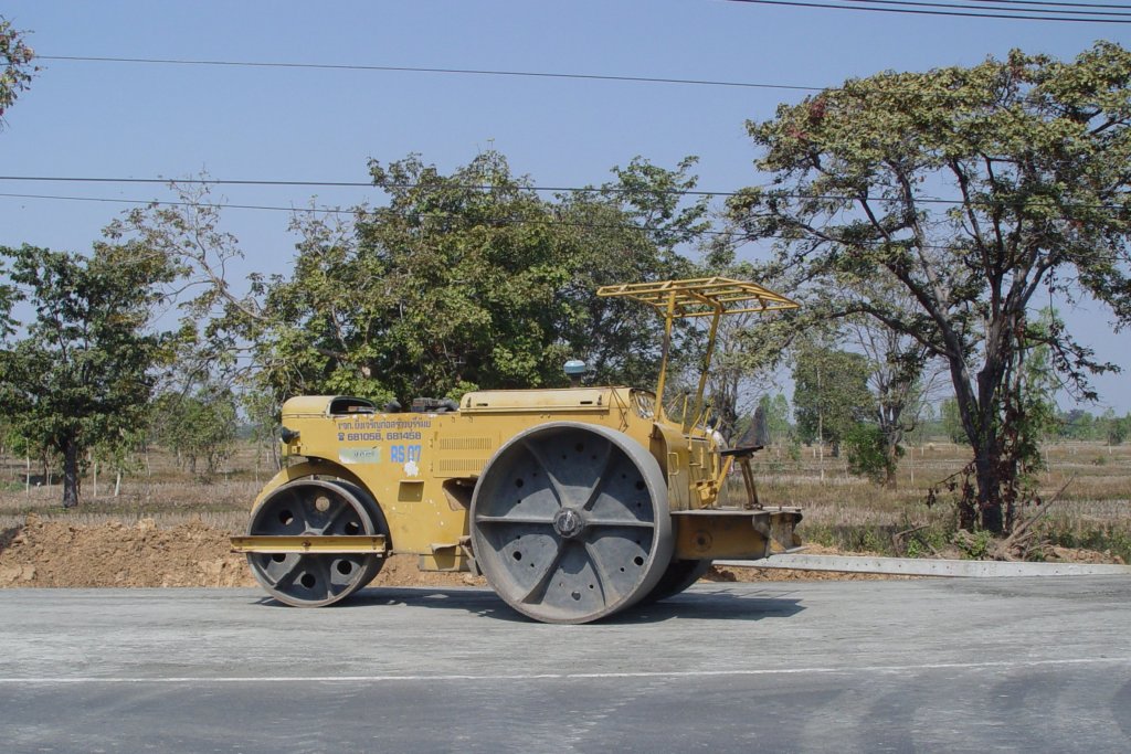 Diese Walze mit der Angabe RS 07 ist eingesetzt beim Strassenbau nahe bei der Kleinstadt Lamplaimat im Nordosten Thailands, am 18.01.2011, Hersteller unbekannt.