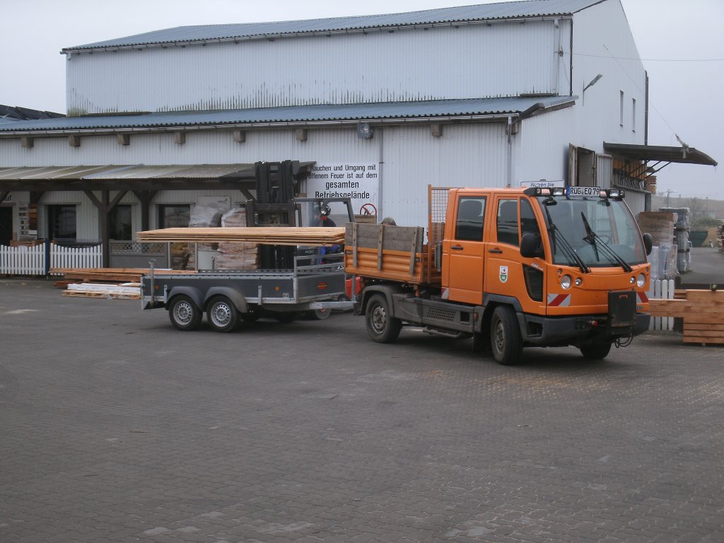 Diesem Multicar wurden,am 20.November 2012,Bretter auf einem Anhnger in Bergen/Rgen verladen.