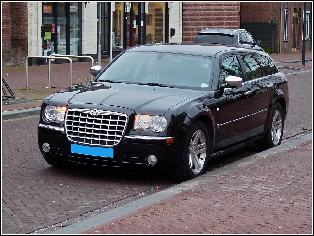 Diesen Chrysler 300C CDR habe ich am 10.03.2011 in den Niederlanden fotografiert. Kann mir jemand sagen weshalb verschiedene Fahrzeuge dort blaue anstatt gelbe Nummernschilder haben?