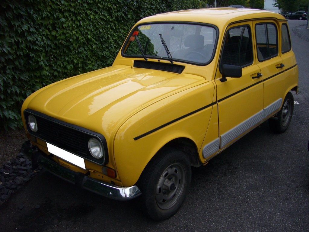 Diesen noch recht gut erhaltenen Renault 4 habe ich am 15.09.2012 in Dsseldorf ablichten knnen. Er schien einen langen Weg hinter sich zu haben, da er mit alten spanischen Kennzeichen fr den Bezirk Palma de Mallorca (PM) versehen ist.
