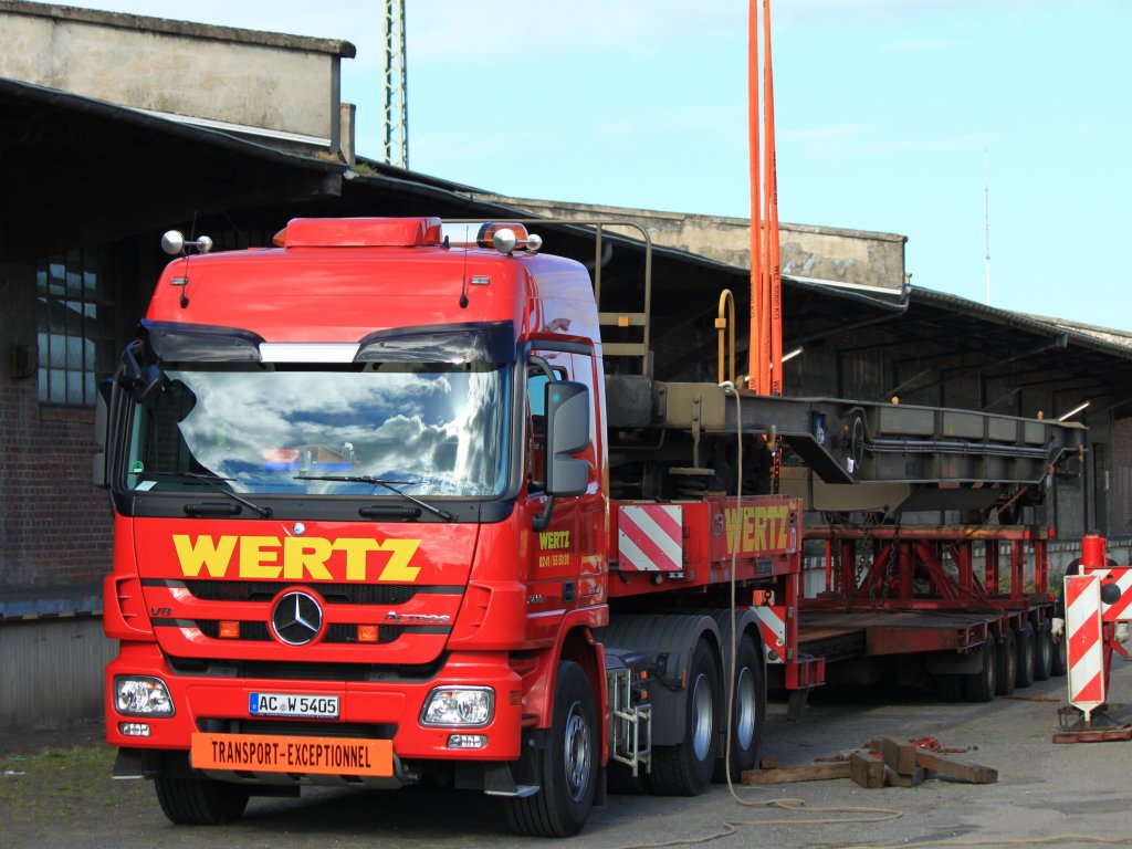 Dieser Actros 2655 der Firma Wertz aus Aachen mit Schwerlastauflieger bekommt am 19.09.2012 einen Containertragwagen aufgeladen. Der Wagen ist hier in Aachen West entgleist und wird nun per LKW abtransportiert.