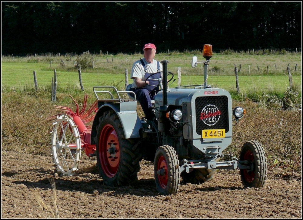 Dieser Eicher 25 Diesel (BJ 1951) mit einer Kartoffel Erntemaschine ist auf dem Weg zur n�chsten Reihe, um die Kartoffeln frei zulegen. 05.09.2010 