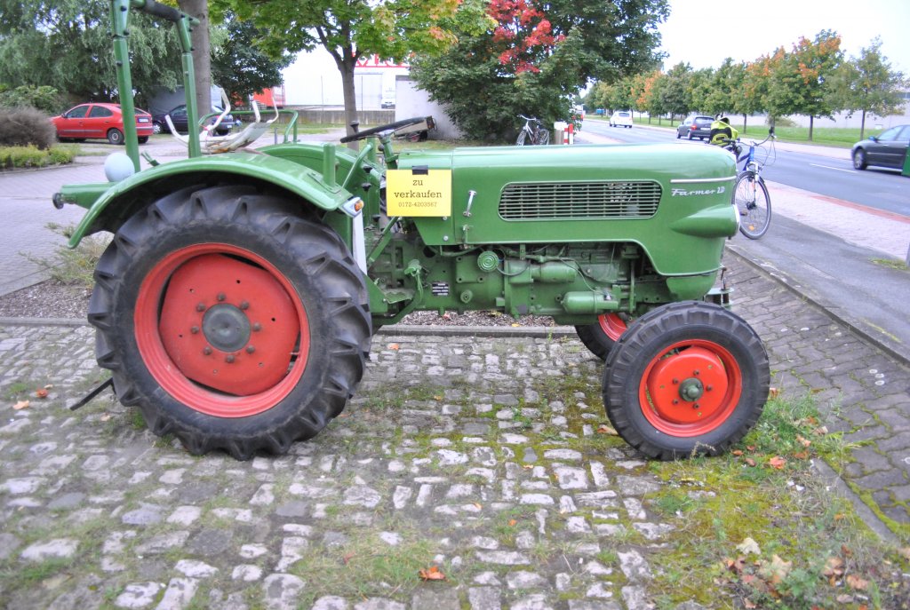 Dieser Fendt Traktor wartet auf einen neuem Besitzer. Er steht in der Mielestrae/Ecke Taubenstrae bei Lehrte. Foto vom 20.10.10