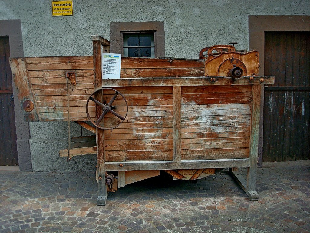 dieser historische Stiftendrescher arbeitet nach einem 1831 erfundenen System, Dreschkorb und Dreschzylinder sind mit Eisenstiften bestckt, steht im Landwirtschaftsmuseum in Weil am Rhein, Juli 2011